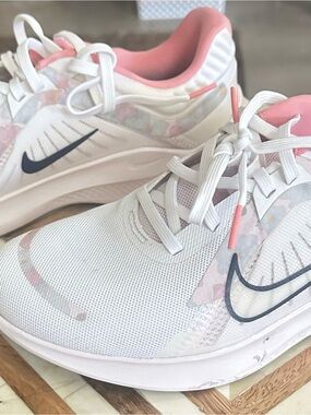 Nike Quest 5 road running shoes in the white, midnight navy and pearl pink color